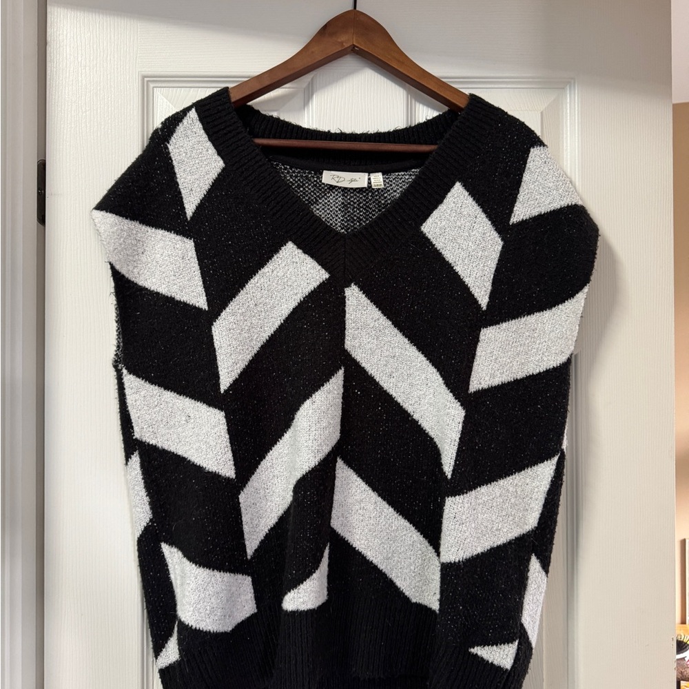 RD Style Black and White V-Neck Sweater